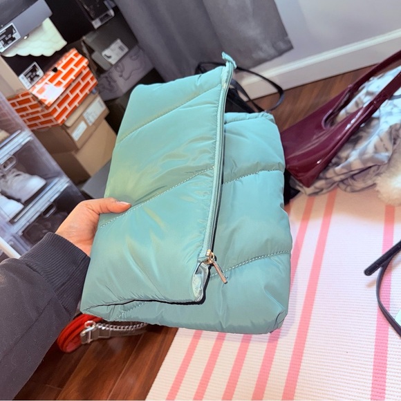 PrettyLittleThing Light Blue Puffer Clutch - Picture 3 of 10
